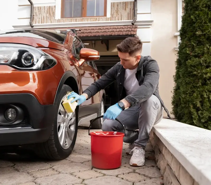 Lavage auto à domicile Trucy-l'Orgueilleux : professionnel intervenant sur un véhicule